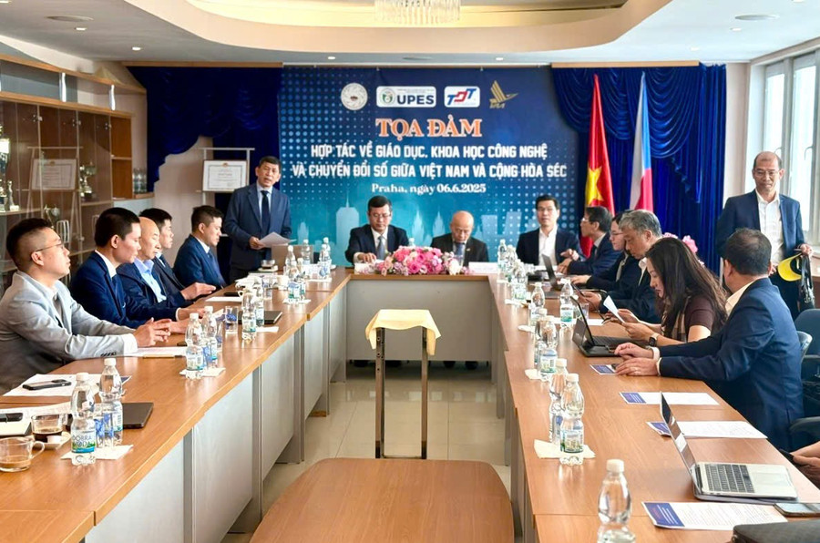 Quang cảnh tọa đàm. z6678144564206-391de24646223f4de94bd54eca1bfad5.jpg
