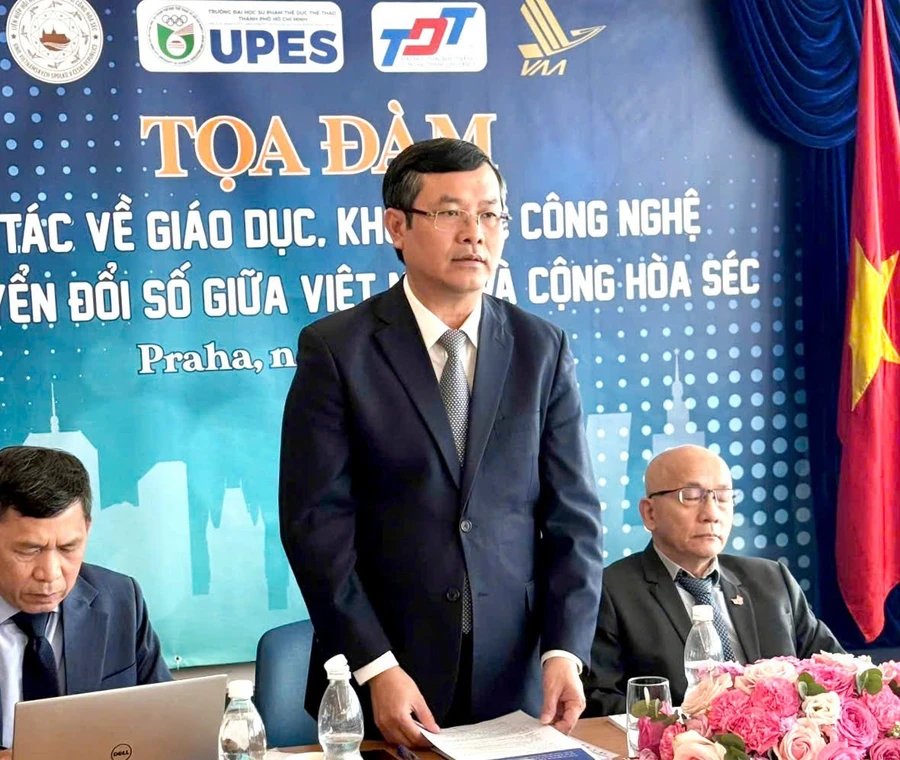 Thứ trưởng Bộ GD&ĐT Nguyễn Văn Phúc phát biểu tại tọa đàm.