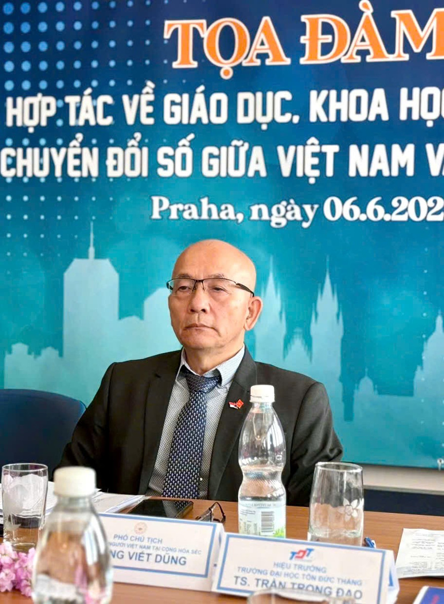Ông Dương Viết Dũng - Phó Chủ tịch, Trưởng ban Giáo dục Liên hiệp Hội người Việt Nam tại Cộng hòa Séc. z6678144574939-ac8f900f3e301995220e3a6859d96ef5.jpg