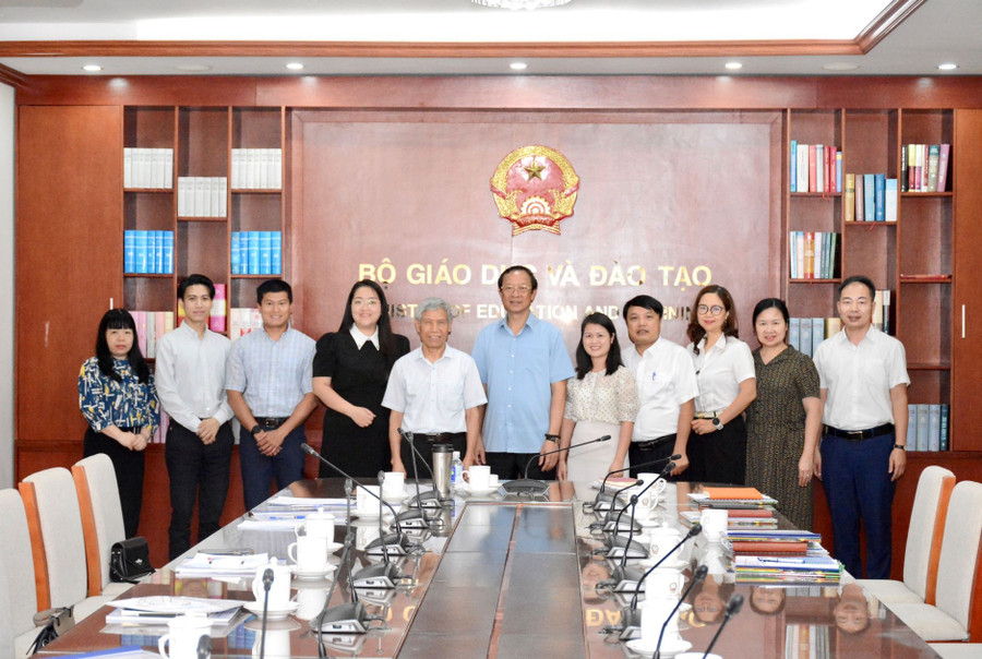 Các đại biểu chụp ảnh lưu niệm tại buổi làm việc. tt-thuong-lam-viec-voi-thpt-tri-duc.jpg