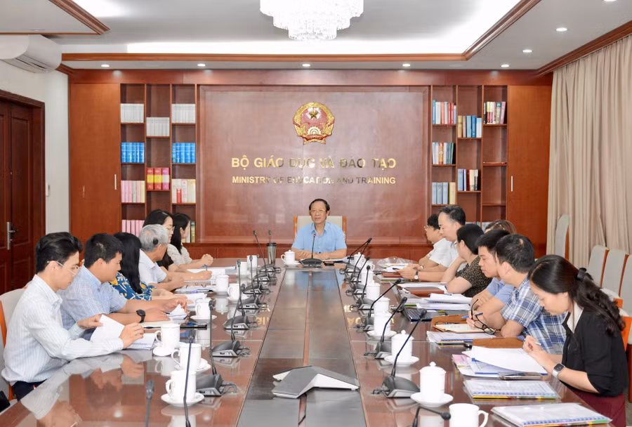 Thứ trưởng Thường trực Phạm Ngọc Thưởng chủ trì buổi làm việc với lãnh đạo Trường THPT Trí Đức (Hà Nội).