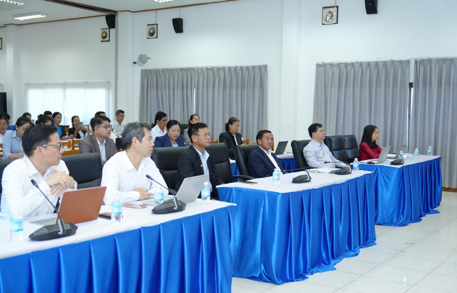 Hình ảnh đại biểu tham dự buổi lễ điểm cầu Bộ Giáo dục và Thể thao Lào. tap-huan-4.jpg