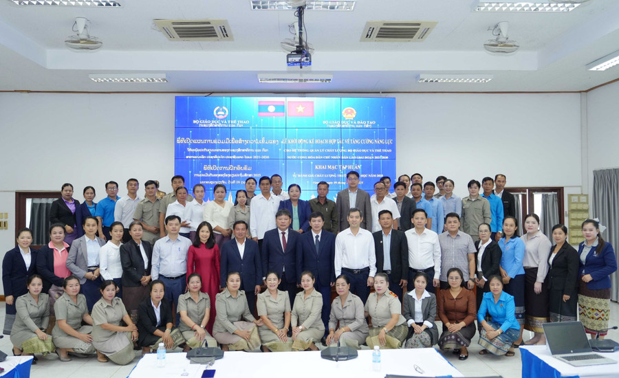 Đại diện cán bộ, chuyên viên Bộ GD&ĐT, Bộ Giáo dục và Thể thao Lào, các thầy cô giáo của Lào là học viên tham gia khóa tập huấn. tap-huan-3.jpg