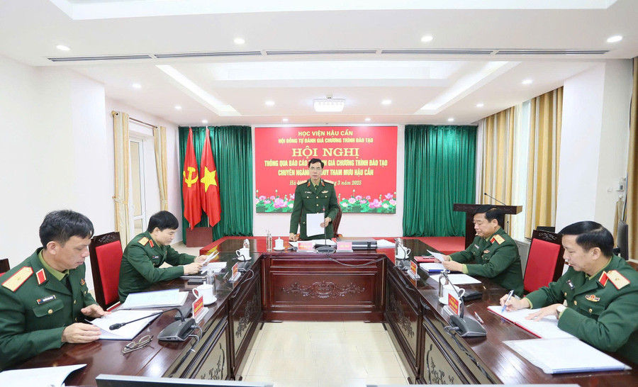 Trung tướng, GS.TS Phan Tùng Sơn - Giám đốc Học viện Hậu cần chủ trì Hội nghị thông qua báo cáo đánh giá chương trình đào tạo. z7098704700396-eb8e6d74535c0c6abe8ee5497c4c74a9.jpg