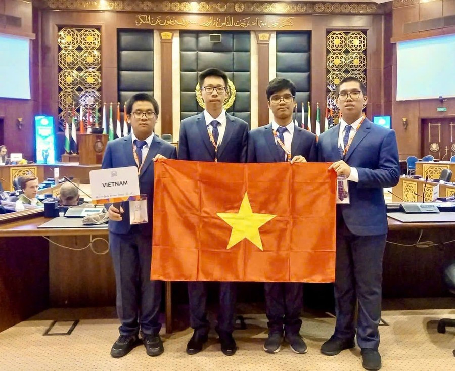 Đội tuyển Olympic Tin học Quốc tế năm 2024: Em Hoàng Xuân Bách, Phạm Công Minh, Phạm Ngọc Trung, Nguyễn Hữu Tuấn.