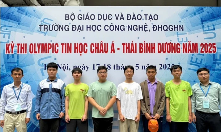 Từ trái sang phải: Thầy Đỗ Phan Thuận (Phó Trưởng đoàn); em Nguyễn Huy Phong, em Ninh Quang Thắng, em Lê Kiến Thành, em Nguyễn Xuân Chí Thanh, em Nguyễn Bùi Đức Dũng, em Đặng Huy Hậu và Thầy Đỗ Đức Đông (Trưởng đoàn).