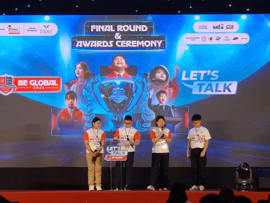 Học sinh tự tin thuyết trình bằng tiếng Anh trên sân khấu chung kết iSMART English Champion.