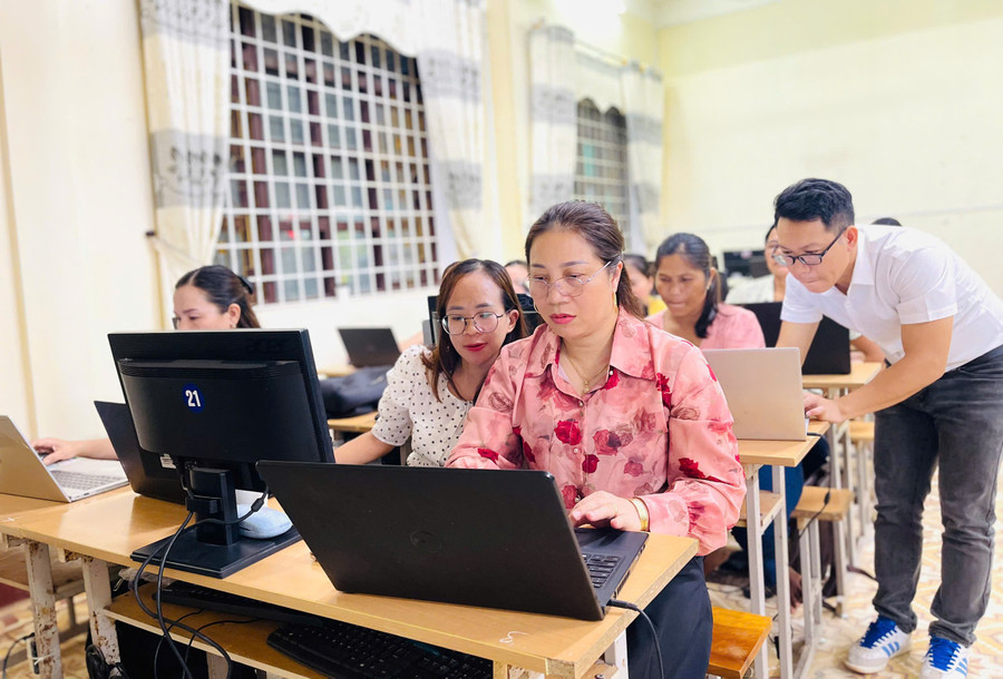 Giáo viên Trung tâm GDTX - Tin học, Ngoại ngữ tỉnh Quảng Trị tập huấn về ứng dụng công nghệ thông tin.