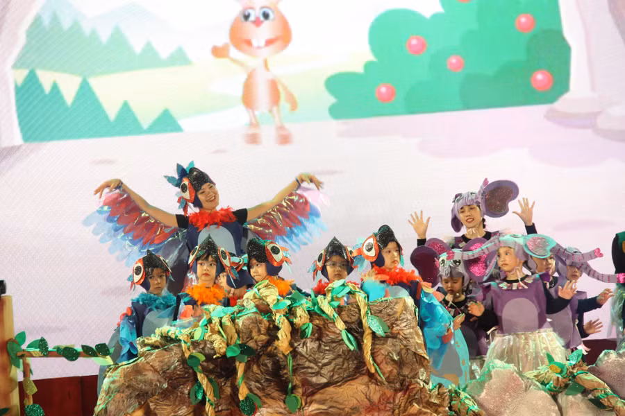 Tiết mục nhạc kịch công phu do giáo viên và những học sinh nhỏ tuổi nhất của Hệ thống giáo dục Lý Thái Tổ biểu diễn.