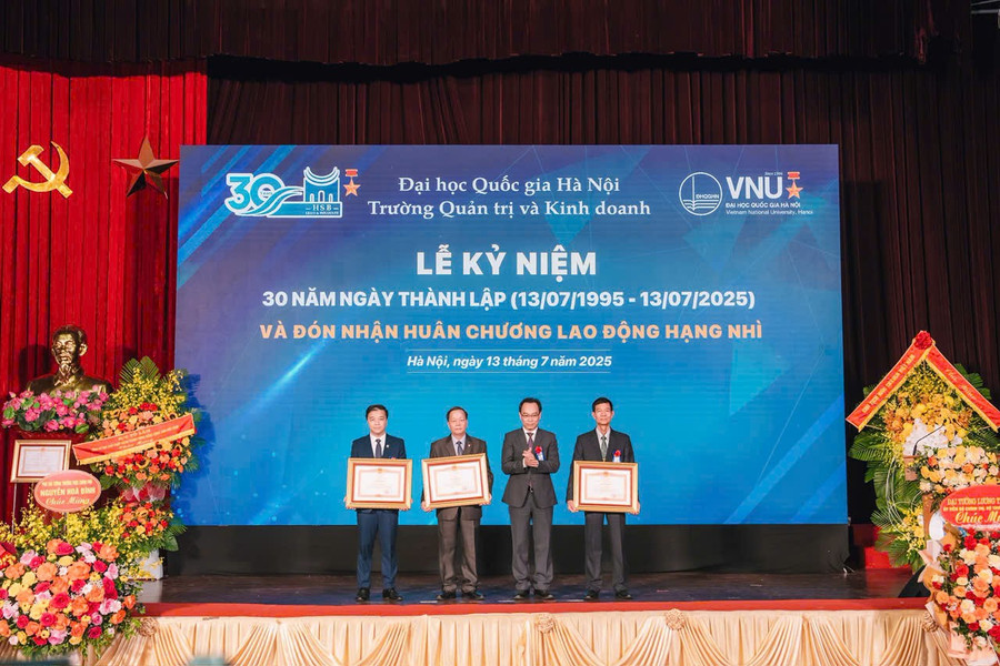 Thứ trưởng Bộ GD&ĐT Hoàng Minh Sơn thừa ủy quyền trao Bằng khen của Thủ tướng Chính phủ cho 3 cá nhân tiêu biểu của HSB: GS.TS. Nguyễn Xuân Yêm – Viện trưởng Viện An ninh Phi truyền thống, Trường Quản trị và Kinh doanh; PGS.TS. Hoàng Đình Phi – Hiệu trưởng Trường Quản trị và Kinh doanh; PGS.TS. Nguyễn Ngọc Thắng – Phó Hiệu trưởng Trường Quản trị và Kinh doanh. hsb2.jpg
