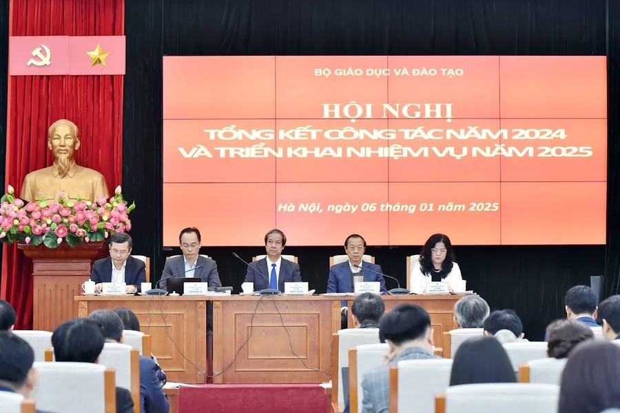 Bộ trưởng và các Thứ trưởng chủ trì Hội nghị tổng kết công tác năm 2024, triển khai nhiệm vụ năm 2025 của Bộ GD&ĐT. Ảnh: Trần Hiệp.