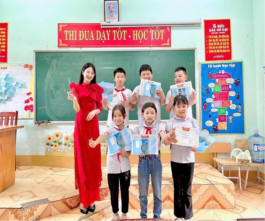 Cô Nguyễn Thị Hoa Liễu và học trò.