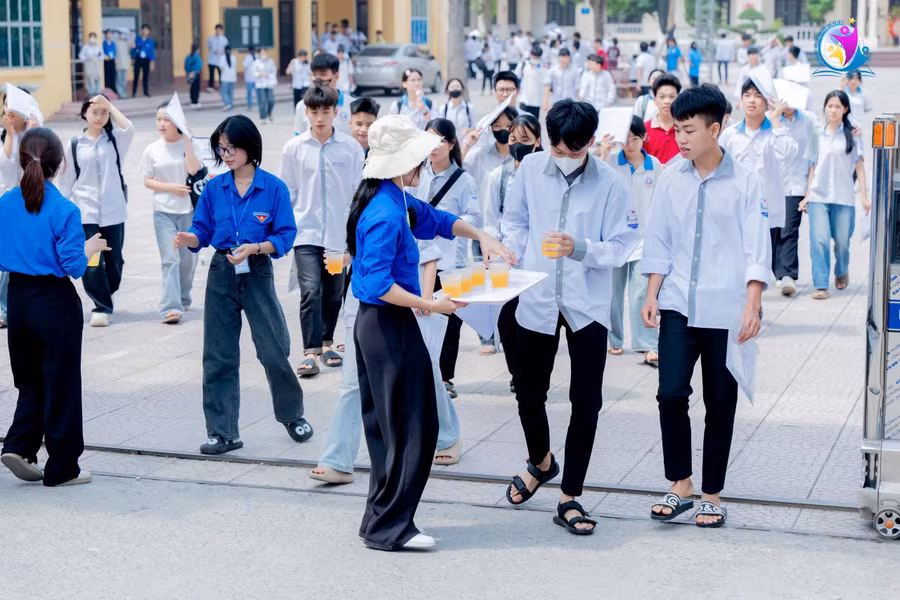 Thí sinh được trao những ly nước mát lạnh khi đến trường thi.