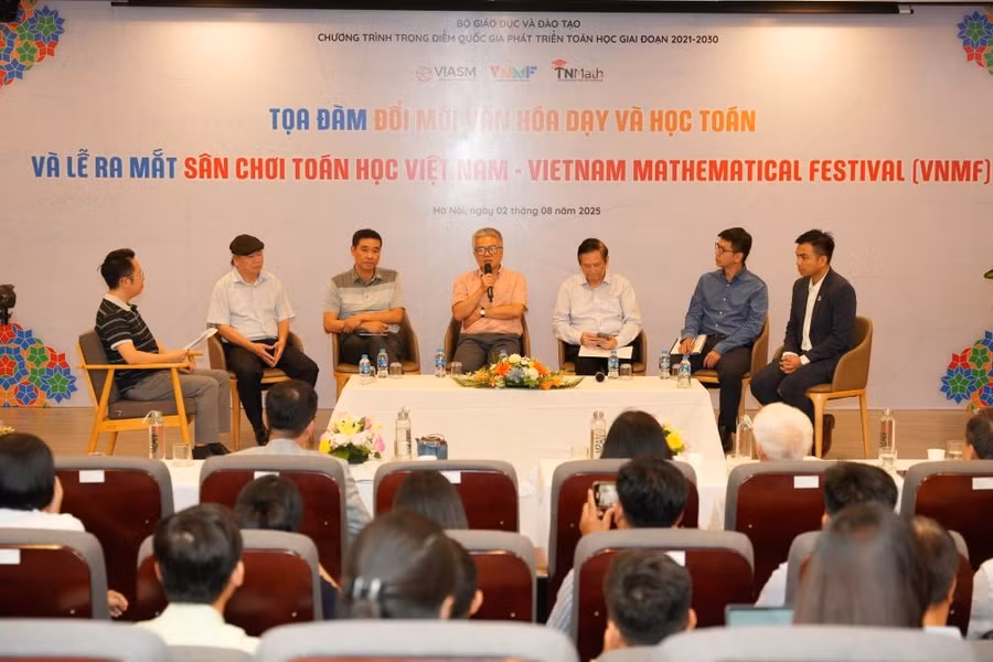 Các chuyên gia, nhà khoa học, nhà giáo trao đổi tại tọa đàm “Đổi mới văn hóa dạy và học Toán”.