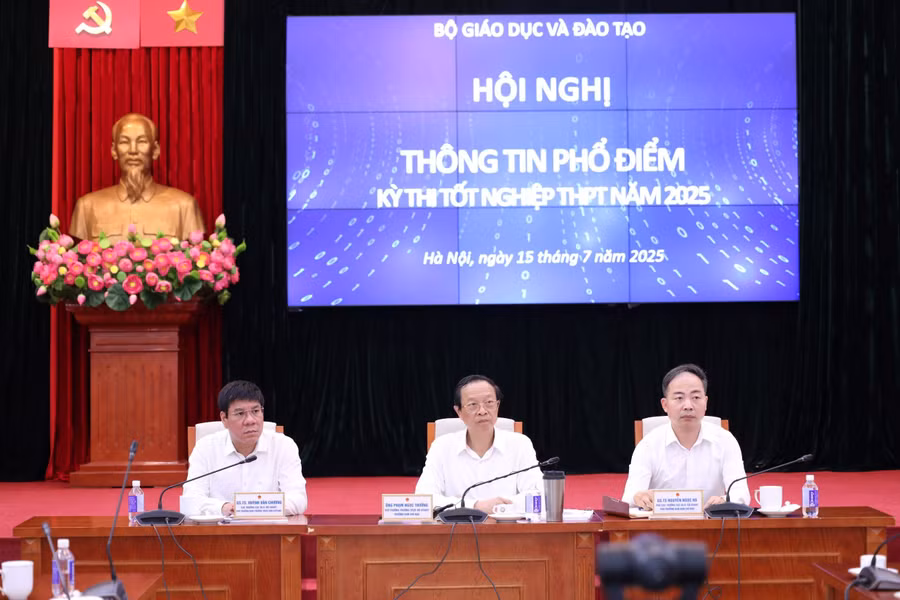 Chủ tọa hội nghị (từ trái sang phải ảnh: Cục trưởng Cục Quản lý chất lượng Huỳnh Văn Chương; Thứ trưởng Thường trực Phạm Ngọc Thưởng; Phó Cục trưởng Cục Quản lý chất lượng Nguyễn Ngọc Hà.