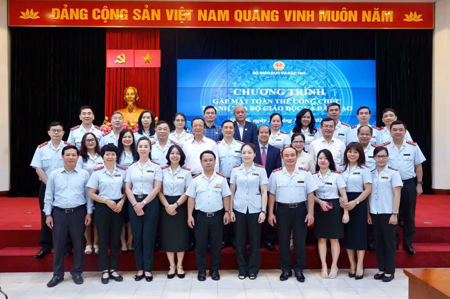 Bộ trưởng Nguyễn Kim Sơn và các Thứ trưởng: Phạm Ngọc Thưởng, Nguyễn Văn Phúc, Nguyễn Thị Kim Chi chụp ảnh lưu niệm cùng các cán bộ, công chức Thanh tra Bộ GD&ĐT.