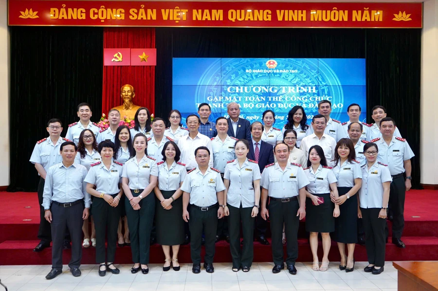 Bộ trưởng Nguyễn Kim Sơn và các Thứ trưởng: Phạm Ngọc Thưởng, Nguyễn Văn Phúc, Nguyễn Thị Kim Chi chụp ảnh lưu niệm cùng các cán bộ, công chức Thanh tra Bộ GD&ĐT.