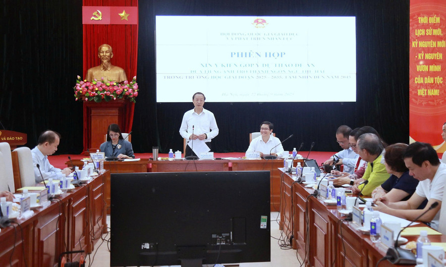 Thứ trưởng Thường trực Bộ GD&ĐT Phạm Ngọc Thưởng chủ trì phiên họp.