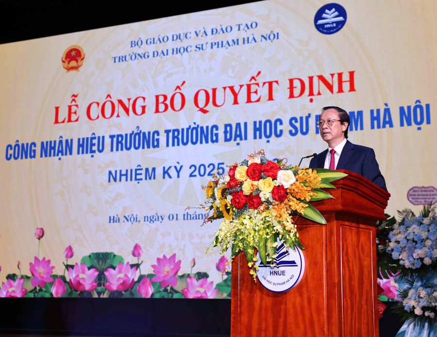 Thứ trưởng Thường trực Bộ GD&ĐT Phạm Ngọc Thưởng phát biểu tại buổi lễ. z7069058071117-a960bc40f888fe84c51815aff6fbfb10.jpg