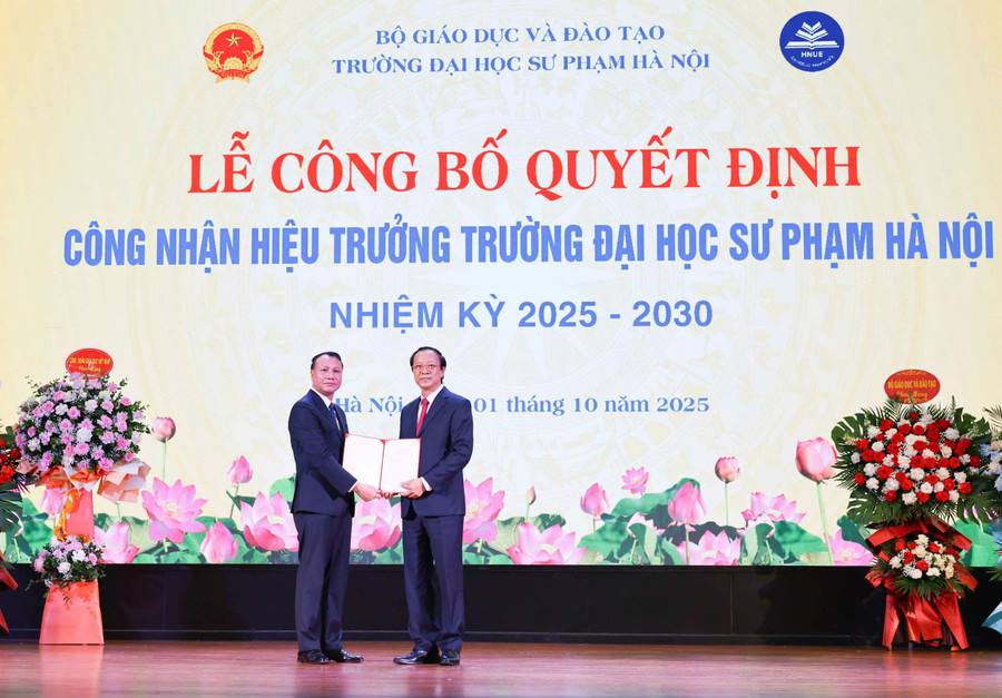 Thứ trưởng Thường trực Bộ GD&ĐT Phạm Ngọc Thưởng trao Quyết định cho PGS.TS Nguyễn Đức Sơn.
