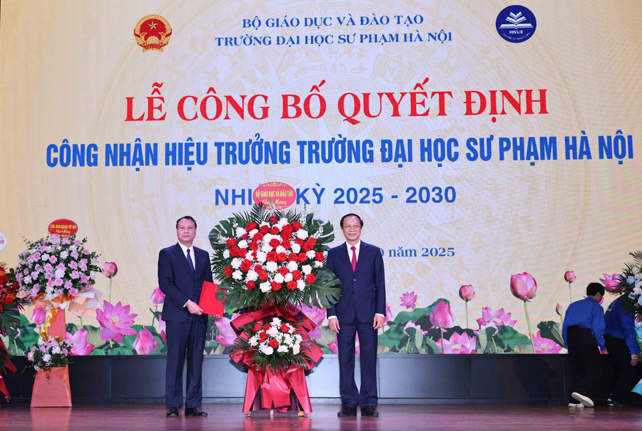 Thứ trưởng Thường trực Bộ GD&ĐT Phạm Ngọc Thưởng tặng hoa chúc mừng PGS.TS Nguyễn Đức Sơn. z7069058114425-69aa2d8cd5f90f2a4f557afac5faf8e1.jpg