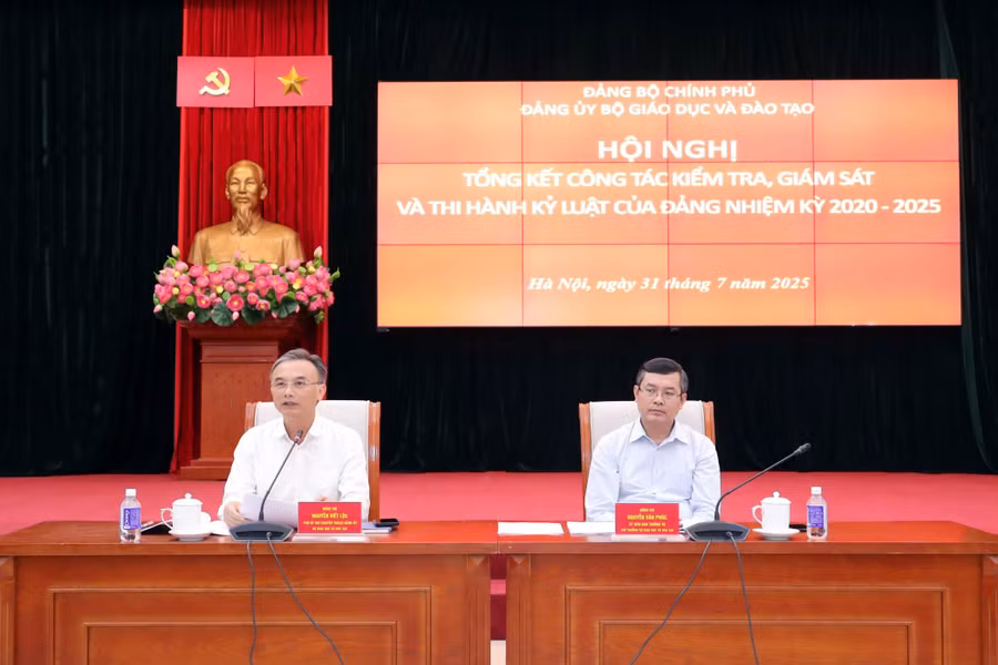 Chủ trì hội nghị (từ trái sang phải ảnh): Ông Nguyễn Viết Lộc, Phó Bí thư chuyên trách Đảng ủy Bộ GD&ĐT; ông Nguyễn Văn Phúc, Ủy viên Ban Thường vụ, Thứ trưởng Bộ GD&ĐT.