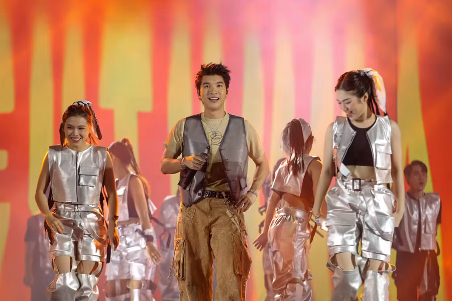 HIEU THU HAI và các nghệ sĩ.jpg