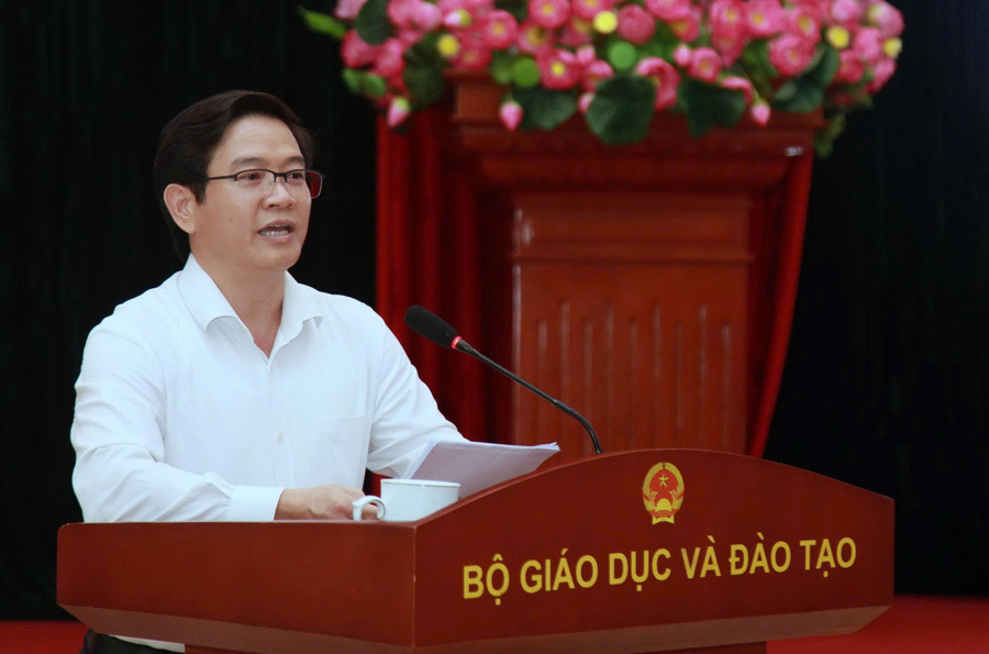 Ông Thái Văn Tài - Vụ trưởng Vụ Giáo dục Phổ thông báo cáo tại phiên họp. ong-thai-van-tai.jpg