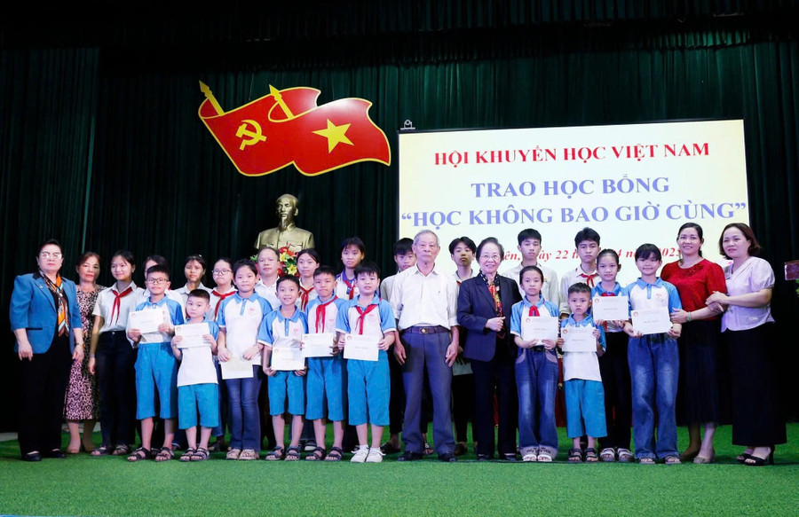 Bà Nguyễn Thị Doan, nguyên Phó Chủ tịch nước, Chủ tịch Hội Khuyến học Việt Nam trao học bổng "Học không bao giờ cùng" cho các học sinh, trong đó có học sinh Trường THCS Thụy Liên (Thái Thụy, Thái Bình).