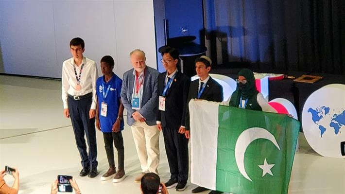 Em Trần Lê Thiện Nhân (giữa) là 1 trong 5 học sinh được nhận giải thưởng “STEM for All”.