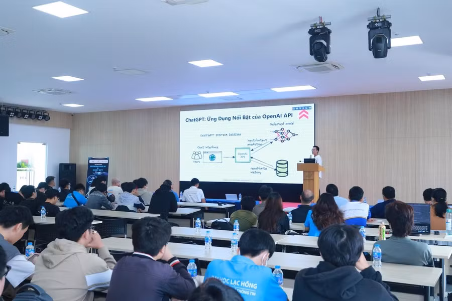 Giảng viên hướng dẫn sinh viên sử dụng AI - ChatGPT trong học tập.