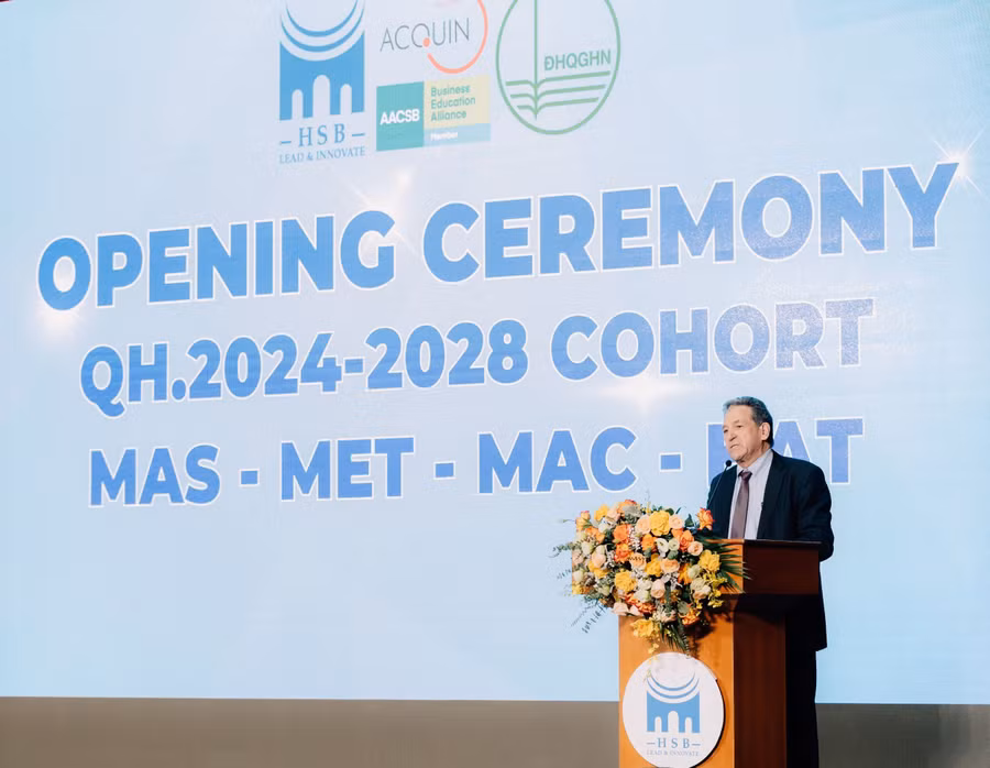 TS.Jeff Stangl, Phó trưởng Ban Quan hệ đối tác quốc tế và chiến lược, Trường Kinh doanh Massey, ĐH Massey (New Zealand) phát biểu tại lễ khai giảng.