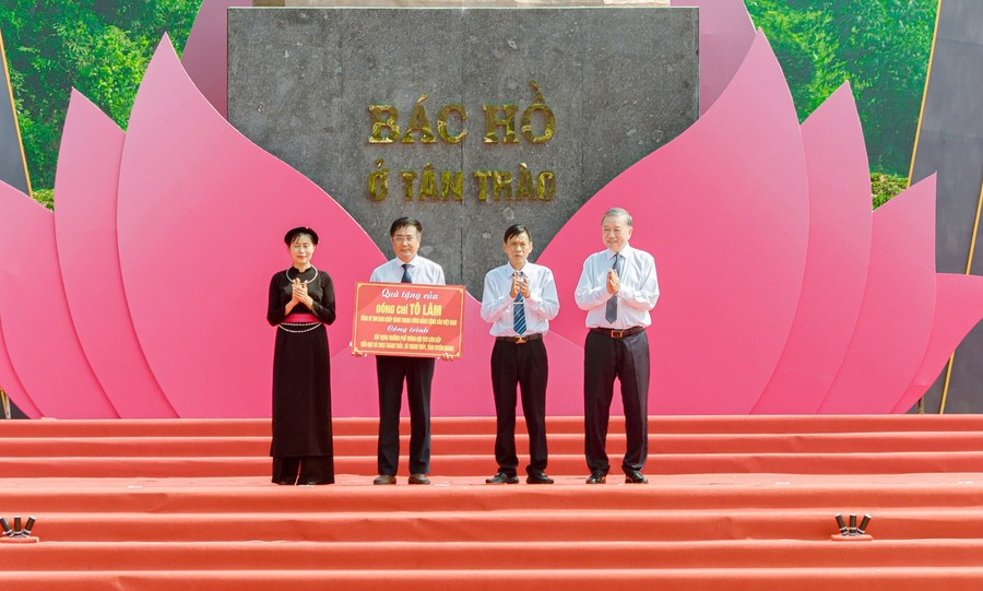 Tổng Bí thư Tô Lâm trao tượng trưng kinh phí xây dựng trường phổ thông nội trú liên cấp tiểu học & THCS xã Thanh Thủy. Đây là dự án trọng điểm được lựa chọn tổ chức điểm cầu trực tuyến tại Lễ khởi công, khởi động ngày 19/8/2025.