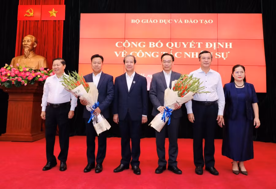 Bộ trưởng, Lãnh đạo Bộ GD&ĐT tặng hoa chúc mừng PGS.TS Hoàng Minh Sơn và GS.TS Lê Quân.