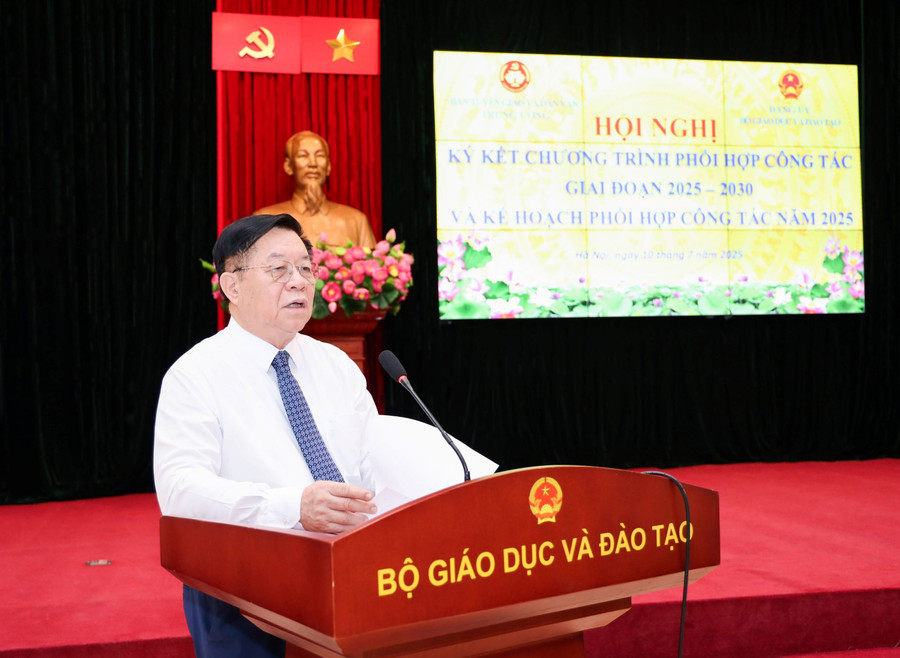 ប្រធានគណៈកម្មការឃោសនា និងចលនាមហាជនមជ្ឈឹម លោក Nguyen Trong Nghia ថ្លែងមតិក្នុងសន្និសីទ។ ky-ket-2.jpg