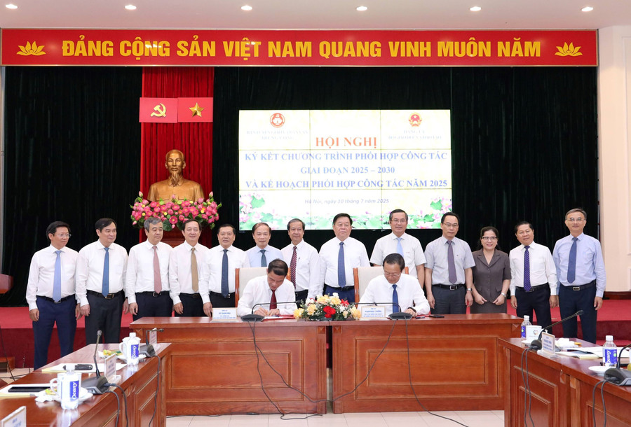 អនុប្រធានគណៈកម្មាធិការឃោសនា និងអប់រំមជ្ឈឹម លោក Vu Thanh Mai និងអនុរដ្ឋមន្ត្រីអចិន្ត្រៃយ៍ក្រសួងអប់រំ និងបណ្តុះបណ្តាល Pham Ngoc Thuong តំណាងឱ្យទីភ្នាក់ងារទាំងពីរចុះហត្ថលេខាលើកម្មវិធីសម្របសម្រួលការងារឆ្នាំ 2025 ។ ky-ket-1.jpg