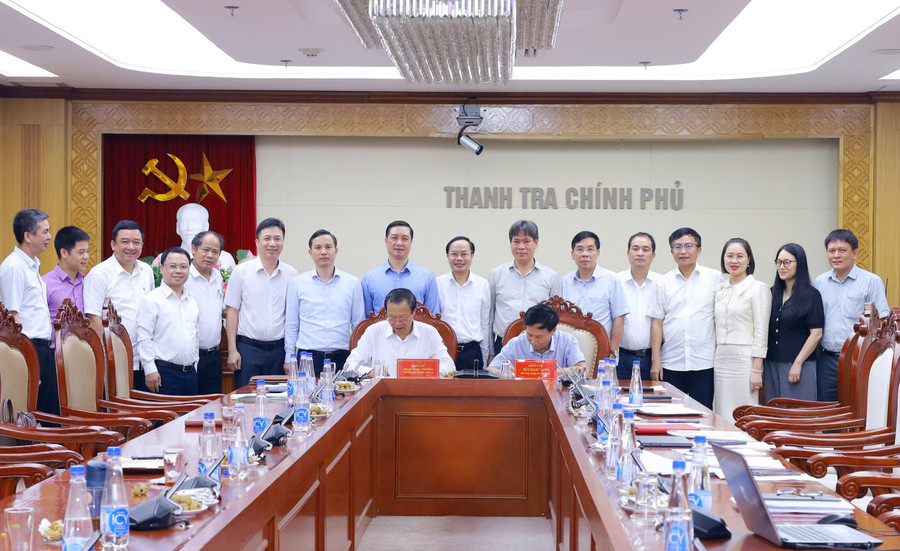 Phó Tổng Thanh tra Chính phủ Bùi Ngọc Lam, Thứ trưởng Bộ GD&ĐT Phạm Ngọc Thưởng - đại diện 2 đơn vị ký biên bản bàn giao. thanh-tra-1.jpg