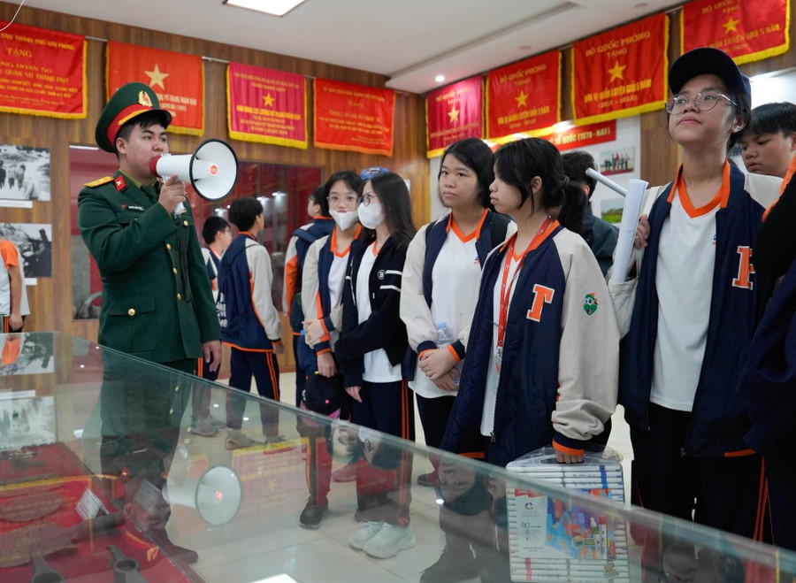 Trải nghiệm một ngày là người lính cụ Hồ đầy ý nghĩa dành cho các học sinh khối 8.