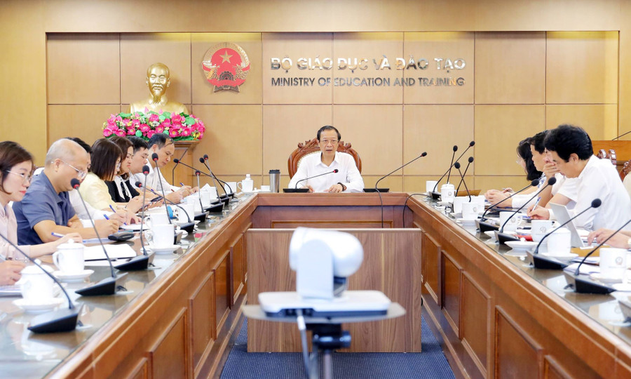 Thứ trưởng Phạm Ngọc Thưởng chủ trì buổi làm việc.