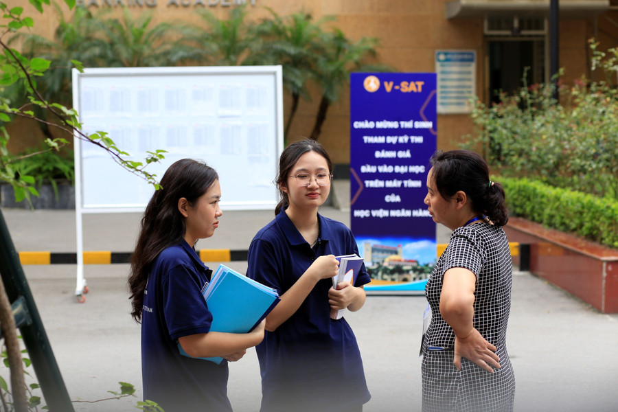 Thí sinh tham dự kỳ thi V-SAT.