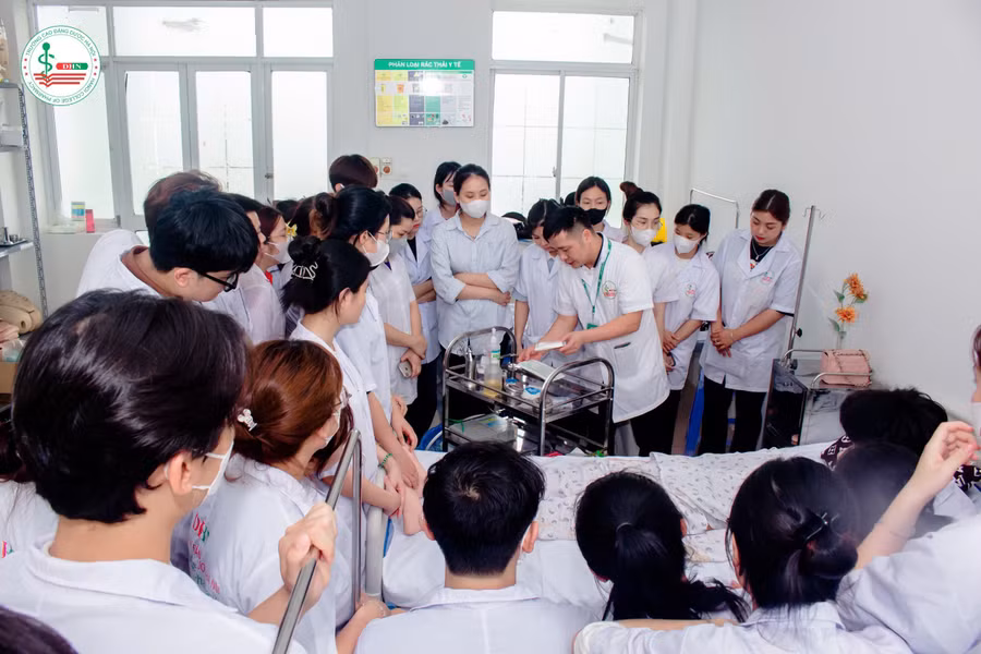 Sinh viên Trường Cao đẳng Dược Hà Nội trong giờ thực hành chuyên ngành Điều dưỡng.