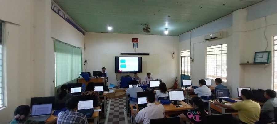 Giáo viên Việt Nam tham gia khảo sát. 1-6553.jpg