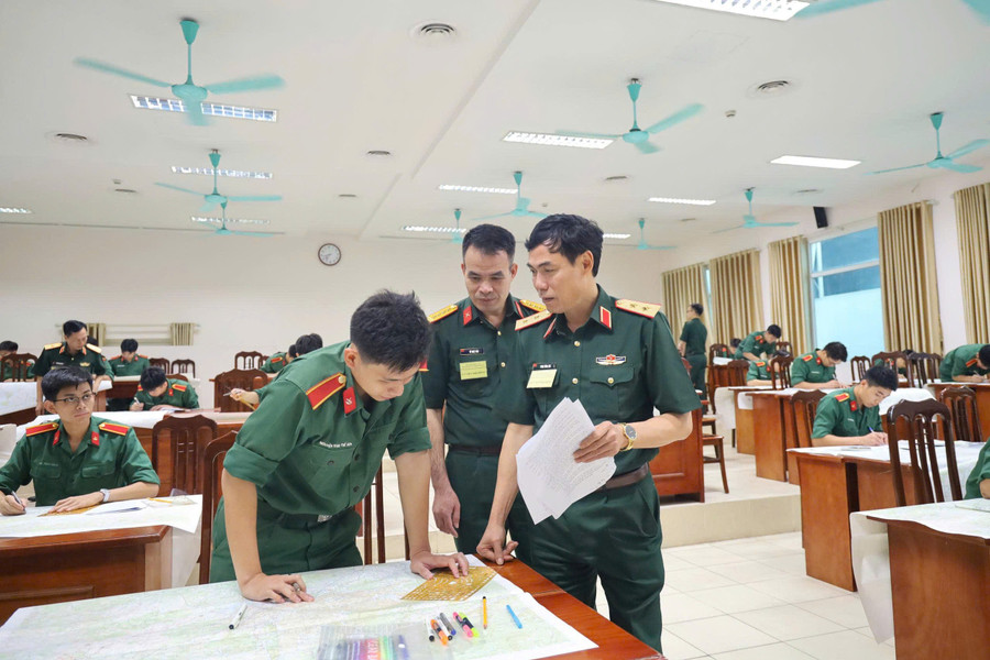 Trung tướng, GS.TS Phan Tùng Sơn - Giám đốc Học viện Hậu cần kiểm tra thi tốt nghiệp môn thực hành chuyên ngành tổng hợp. z7098723549075-c51c881fc072ab70a1d46ced2b4e15c4.jpg