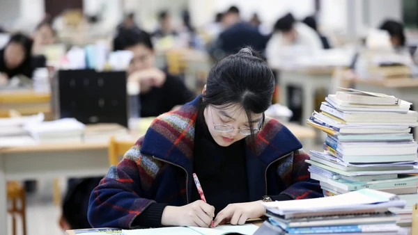 Sinh viên Trung Quốc giảm kì vọng vào công việc sau tốt nghiệp.
