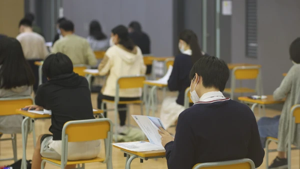 Chuyên gia lo ngại học sinh Hồng Kông quá tải vì bài tập về nhà.