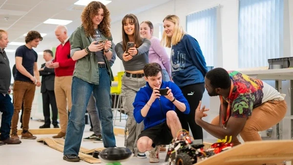 Sinh viên học nhóm và thực hành là nền tảng phương pháp sư phạm NMITE.