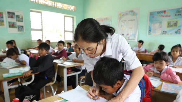 Cô và trò tại điểm lẻ thôn Tân Đức, Trường Tiểu học Y Jút, xã Ea Knuếc (Đắk Lắk). Ảnh: Thành Tâm
