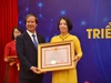 Thừa ủy quyền của Chủ tịch nước, Bộ trưởng Bộ Giáo dục và Đào tạo Nguyễn Kim Sơn trao danh hiệu Nhà giáo Ưu tú cho cô Lê Thị Lan Phương.