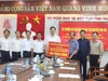 Bộ trưởng Nguyễn Kim Sơn trao quà hỗ trợ Sở Giáo dục và Đào tạo tỉnh Thái Nguyên.