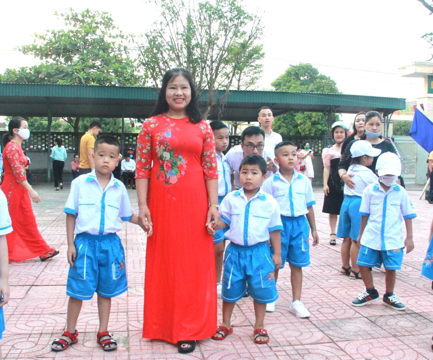 Cô và trò trường Tiểu học Nam Hà (TP Hà Tĩnh).